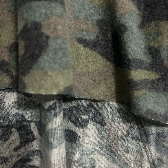 MICHAEL STARS TREASURE Camo Shirt Top Light Weight Sweatshirt Hi Low NWT MP - Picture 9 of 10